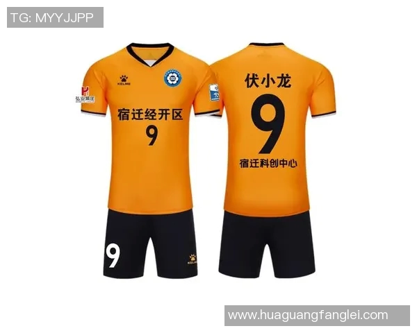 小学生足球星星黄橙色球衣亮相展现活力与青春风采助力校园体育运动新风潮